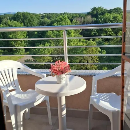 отличен двустаен 公寓 *